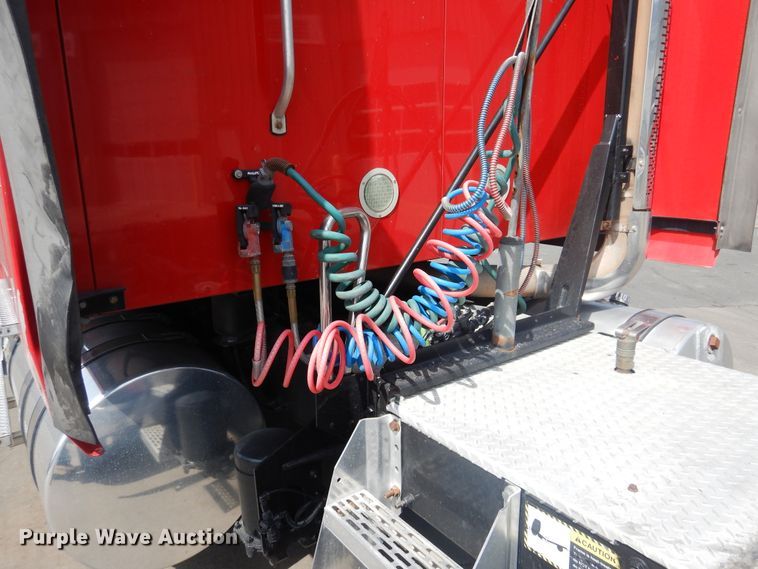 image for item GE9417 2012 Mack CHU613  semi truck