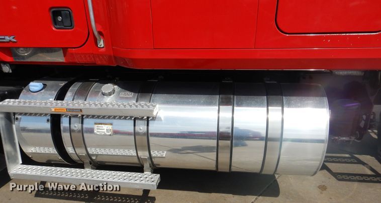 image for item GE9417 2012 Mack CHU613  semi truck