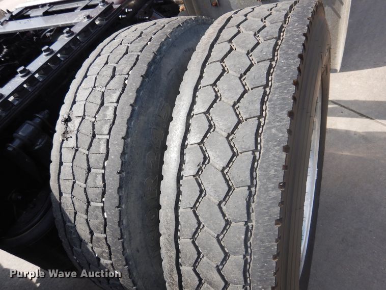 image for item GE9417 2012 Mack CHU613  semi truck