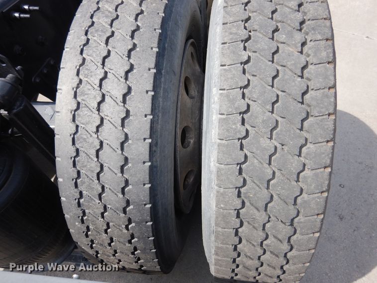 image for item GE9417 2012 Mack CHU613  semi truck