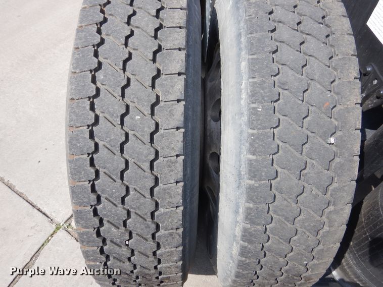 image for item GE9417 2012 Mack CHU613  semi truck