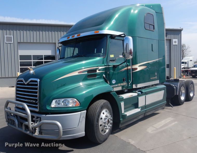 image for item GE9418 2015 Mack CXU613  semi truck