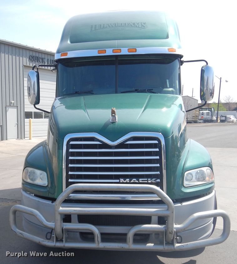 image for item GE9418 2015 Mack CXU613  semi truck