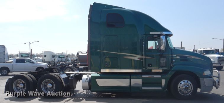 image for item GE9418 2015 Mack CXU613  semi truck