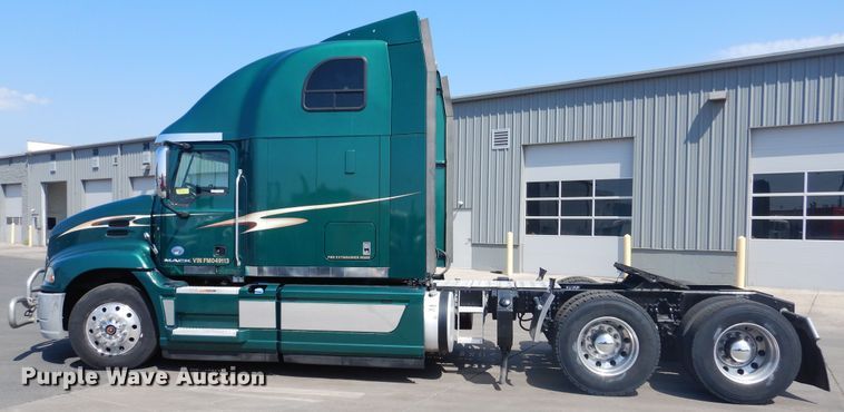 image for item GE9418 2015 Mack CXU613  semi truck