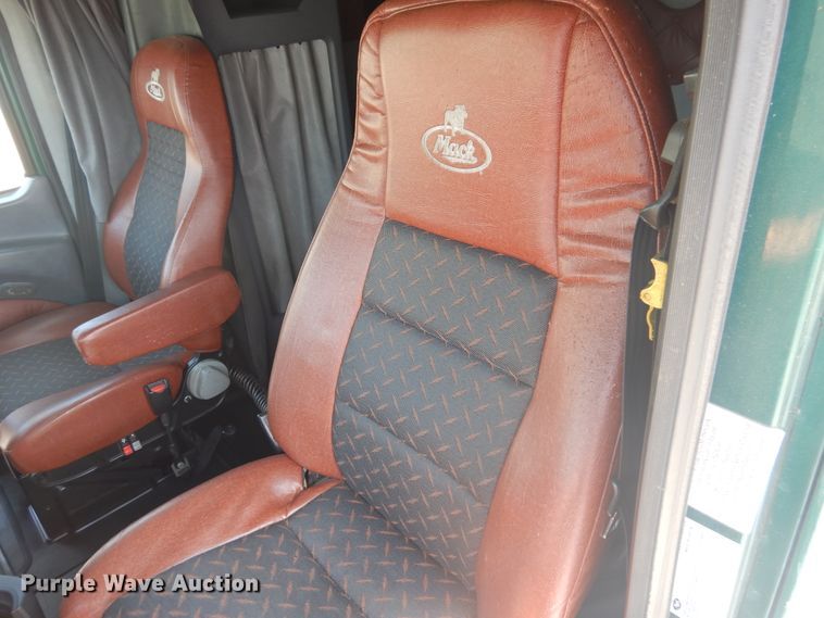 image for item GE9418 2015 Mack CXU613  semi truck