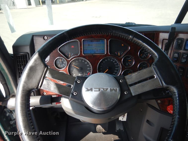 image for item GE9418 2015 Mack CXU613  semi truck