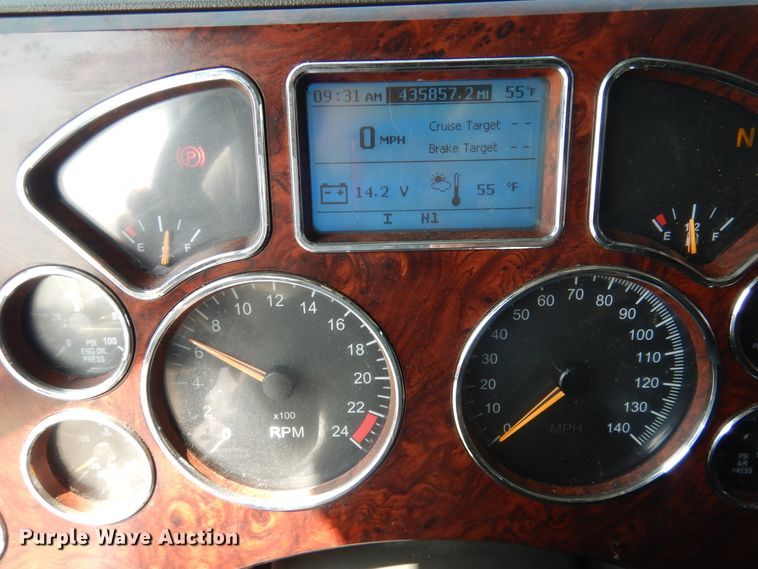 image for item GE9418 2015 Mack CXU613  semi truck