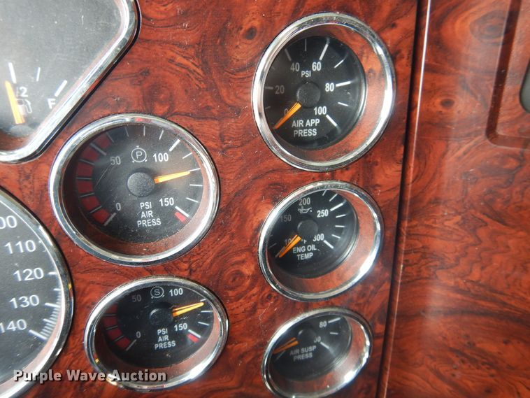 image for item GE9418 2015 Mack CXU613  semi truck