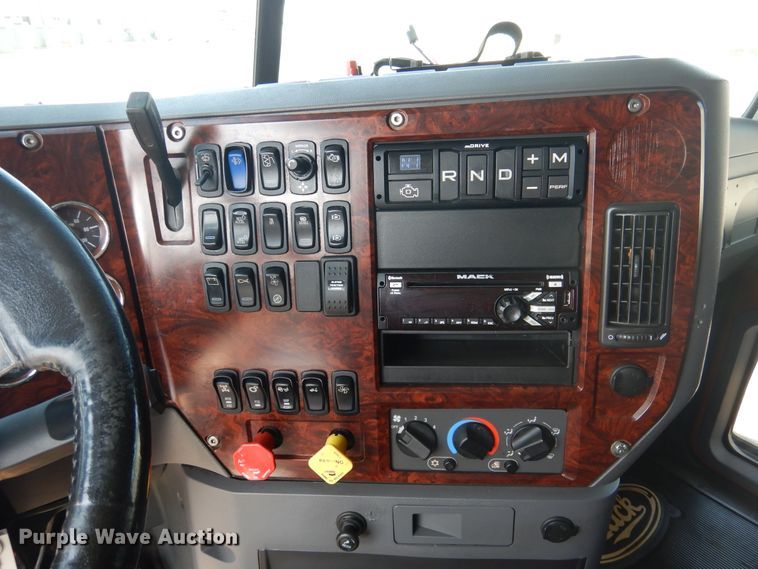 image for item GE9418 2015 Mack CXU613  semi truck