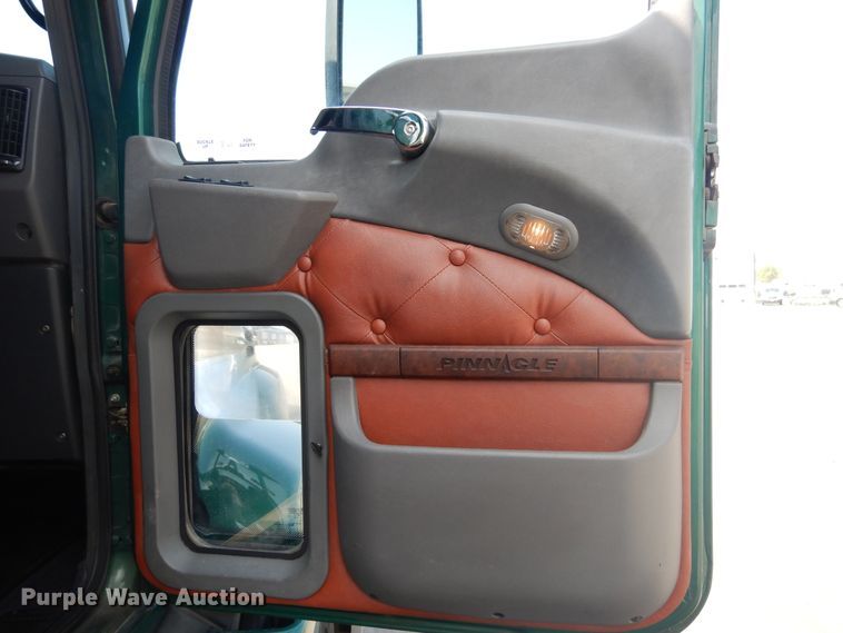 image for item GE9418 2015 Mack CXU613  semi truck