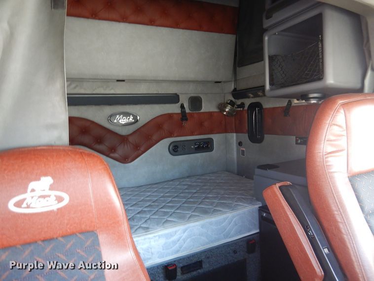 image for item GE9418 2015 Mack CXU613  semi truck