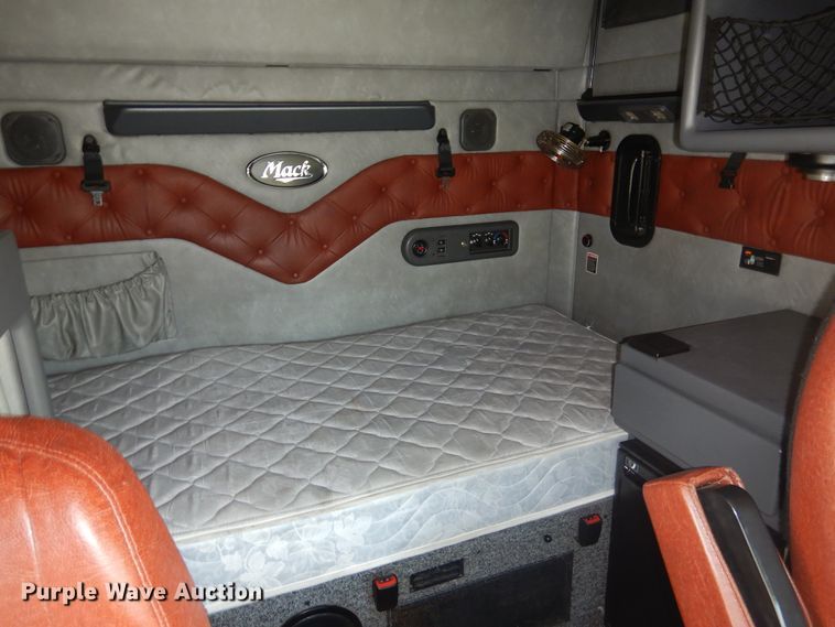 image for item GE9418 2015 Mack CXU613  semi truck