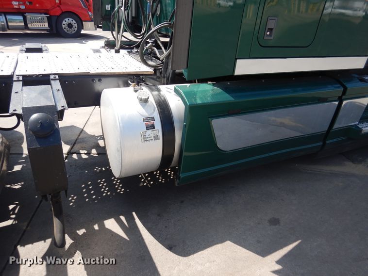 image for item GE9418 2015 Mack CXU613  semi truck