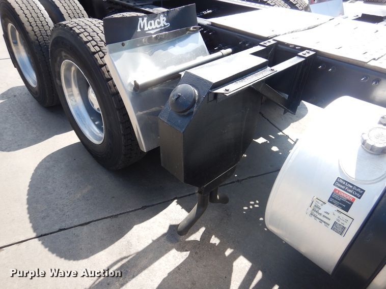 image for item GE9418 2015 Mack CXU613  semi truck