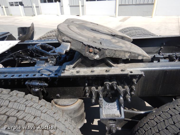 image for item GE9418 2015 Mack CXU613  semi truck