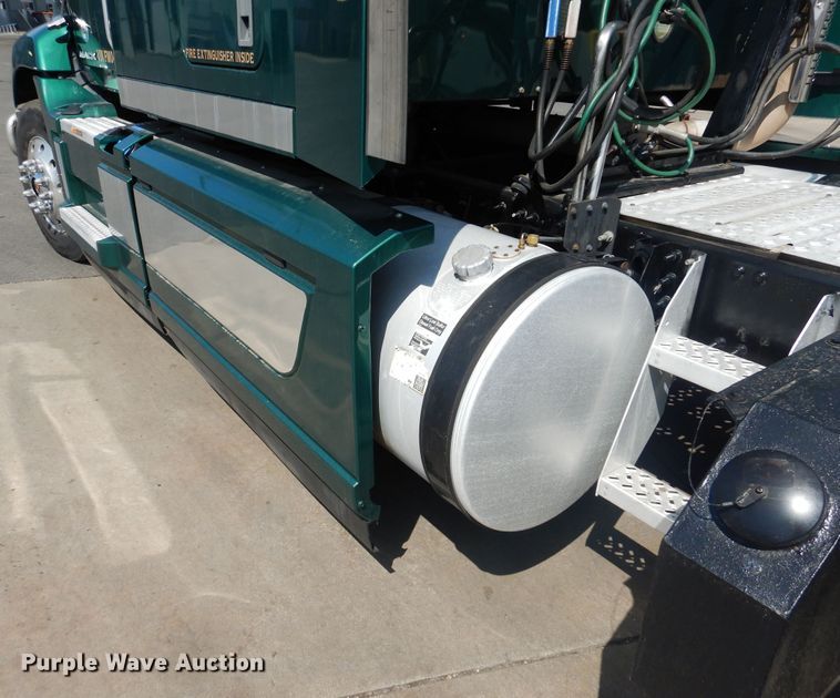 image for item GE9418 2015 Mack CXU613  semi truck