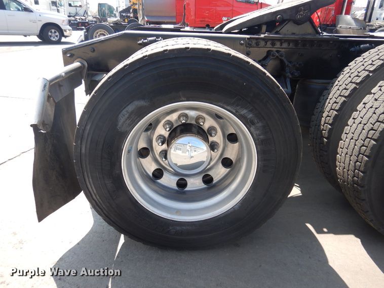 image for item GE9418 2015 Mack CXU613  semi truck