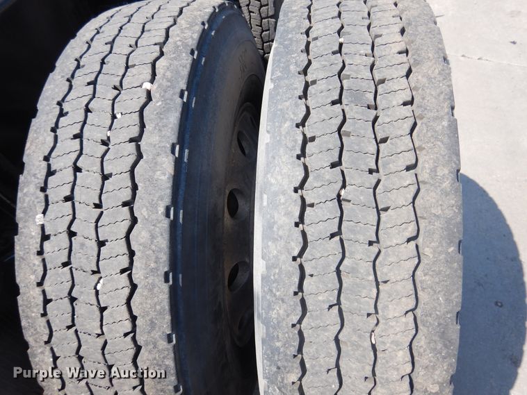 image for item GE9418 2015 Mack CXU613  semi truck