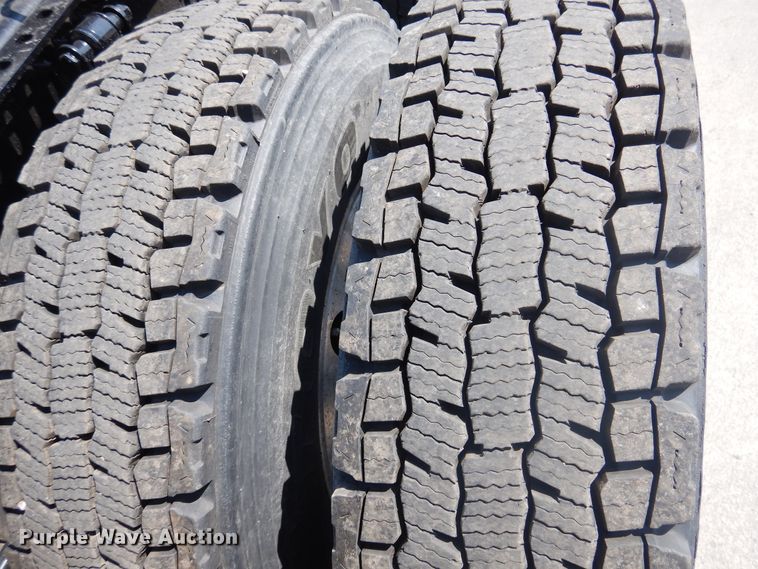 image for item GE9418 2015 Mack CXU613  semi truck