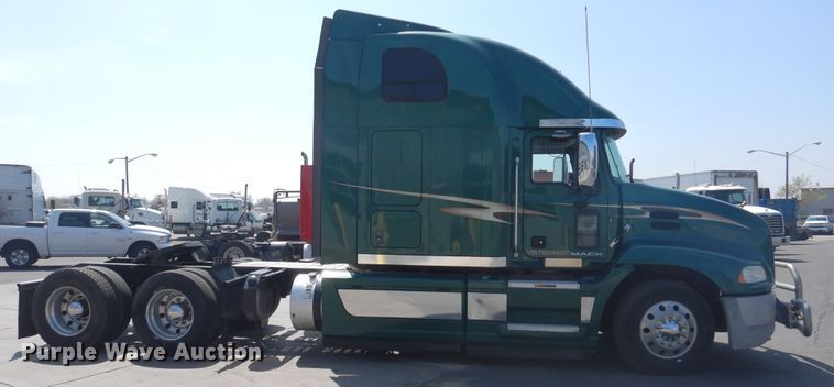 image for item GE9419 2015 Mack CXU613  semi truck