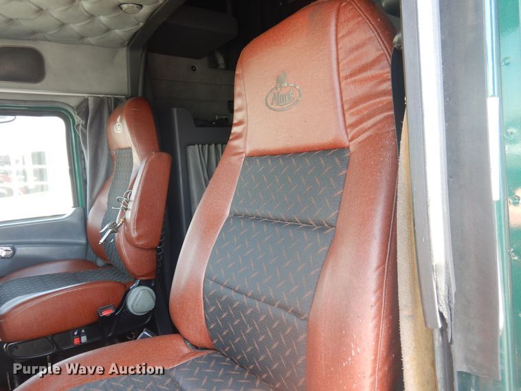 image for item GE9419 2015 Mack CXU613  semi truck