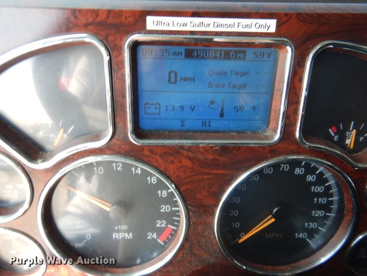 image for item GE9419 2015 Mack CXU613  semi truck