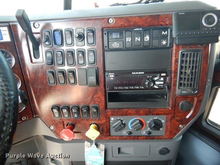 image for item GE9419 2015 Mack CXU613  semi truck