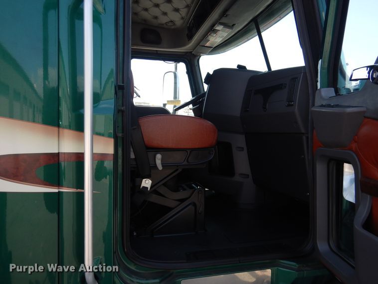 image for item GE9419 2015 Mack CXU613  semi truck