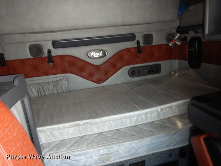 image for item GE9419 2015 Mack CXU613  semi truck