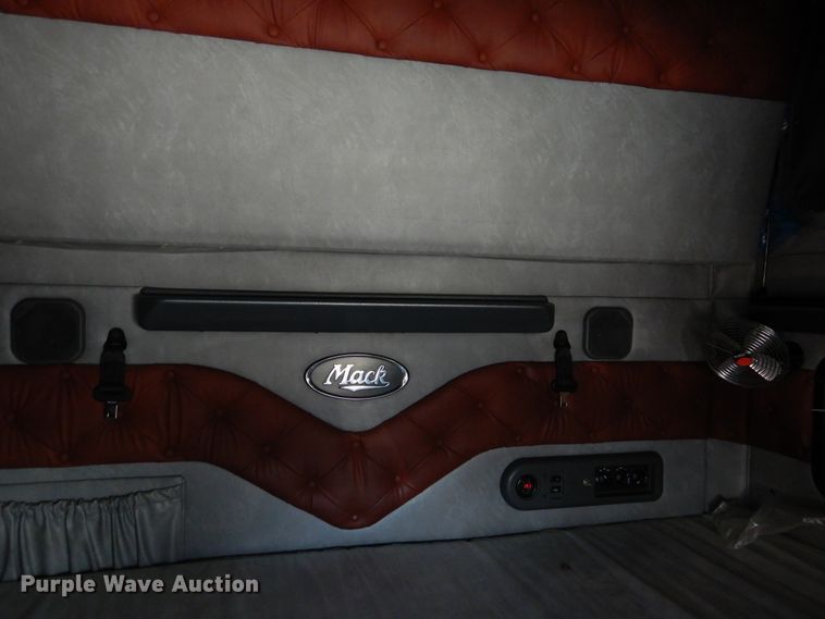 image for item GE9419 2015 Mack CXU613  semi truck