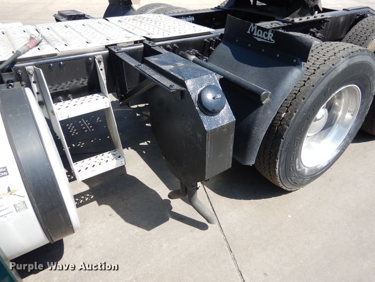 image for item GE9419 2015 Mack CXU613  semi truck