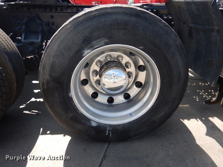 image for item GE9419 2015 Mack CXU613  semi truck