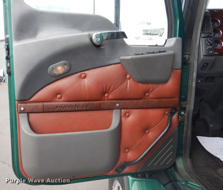 image for item GE9420 2015 Mack CXU613  semi truck