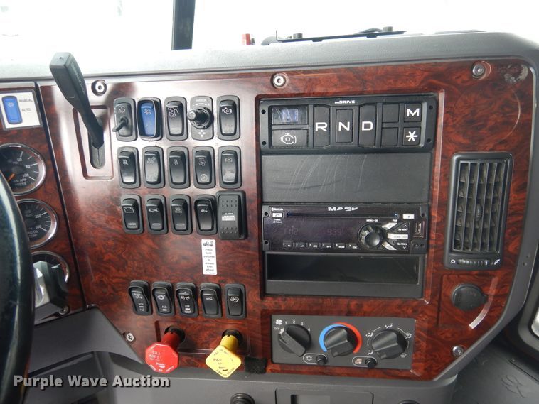 image for item GE9420 2015 Mack CXU613  semi truck