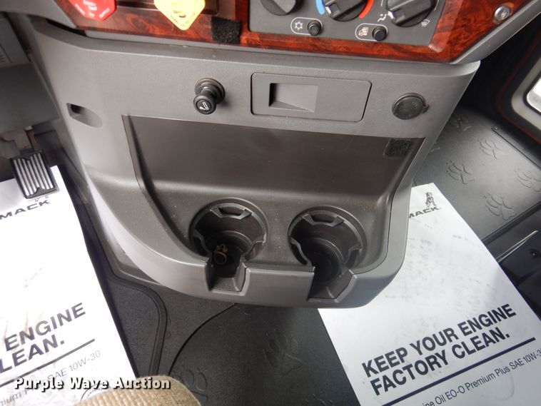 image for item GE9420 2015 Mack CXU613  semi truck