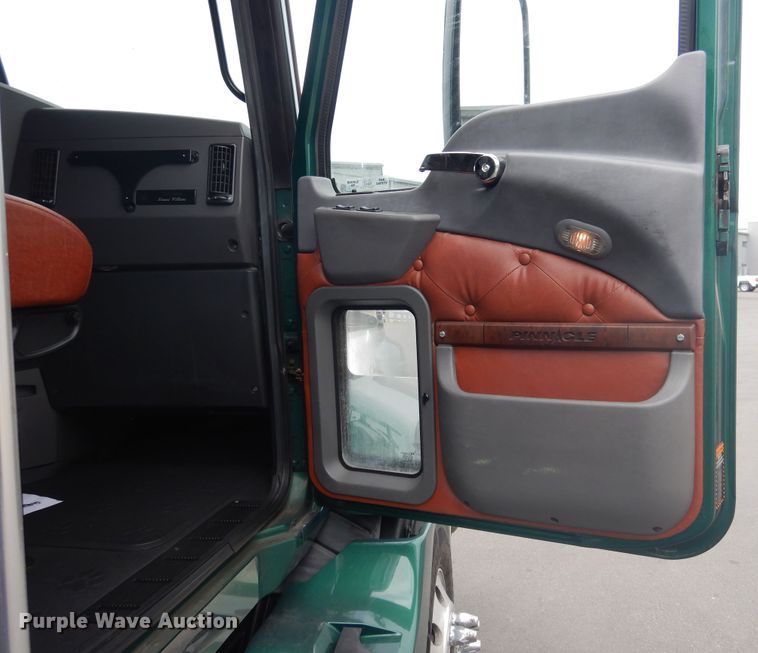 image for item GE9420 2015 Mack CXU613  semi truck