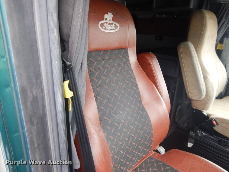 image for item GE9420 2015 Mack CXU613  semi truck