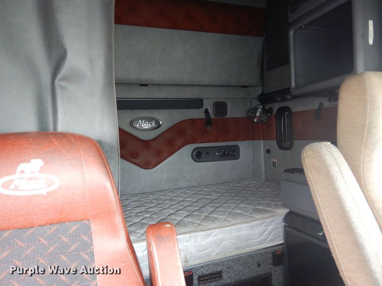 image for item GE9420 2015 Mack CXU613  semi truck