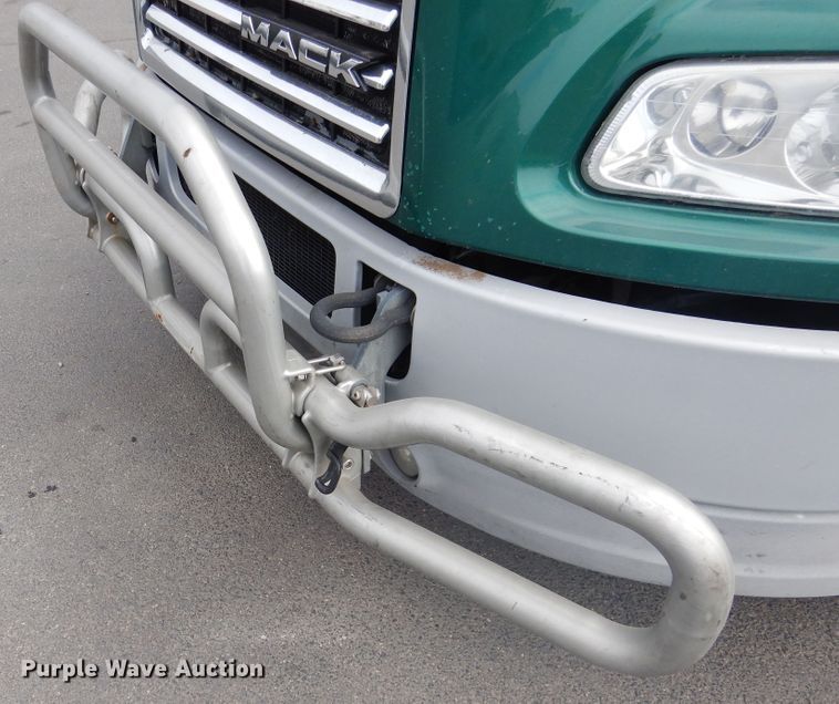 image for item GE9420 2015 Mack CXU613  semi truck