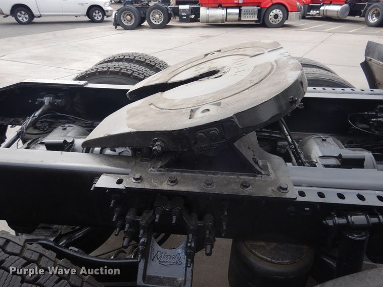 image for item GE9420 2015 Mack CXU613  semi truck