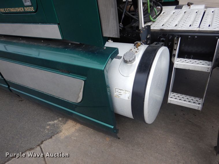 image for item GE9420 2015 Mack CXU613  semi truck