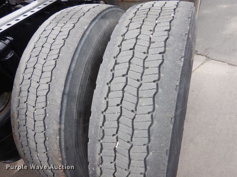 image for item GE9420 2015 Mack CXU613  semi truck