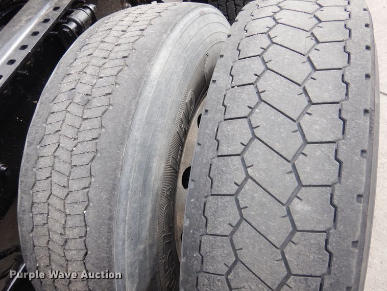 image for item GE9420 2015 Mack CXU613  semi truck