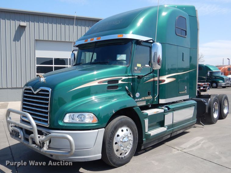 image for item GE9421 2015 Mack CXU613  semi truck