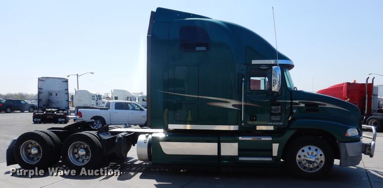 image for item GE9421 2015 Mack CXU613  semi truck