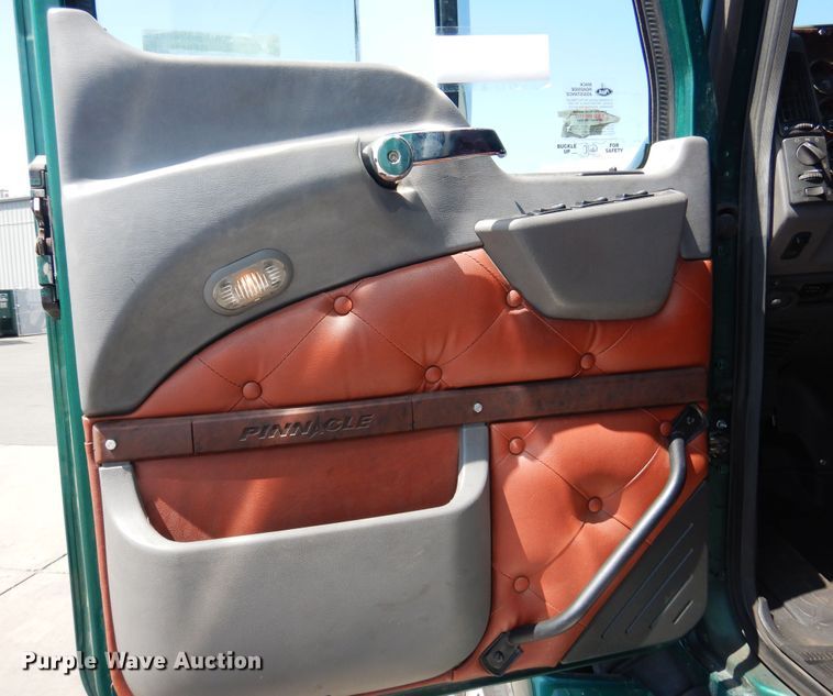 image for item GE9421 2015 Mack CXU613  semi truck