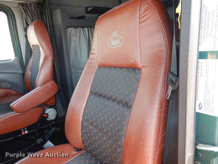 image for item GE9421 2015 Mack CXU613  semi truck