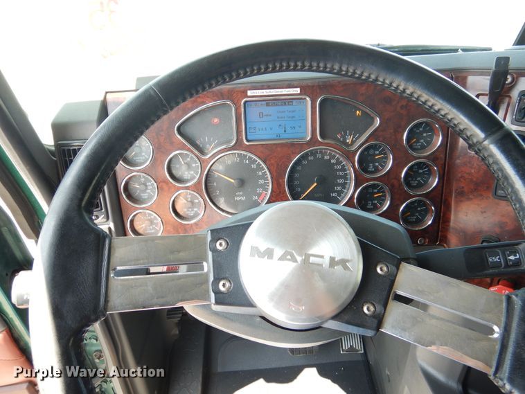 image for item GE9421 2015 Mack CXU613  semi truck