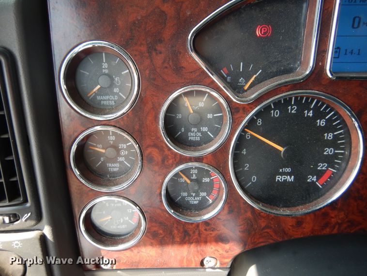 image for item GE9421 2015 Mack CXU613  semi truck